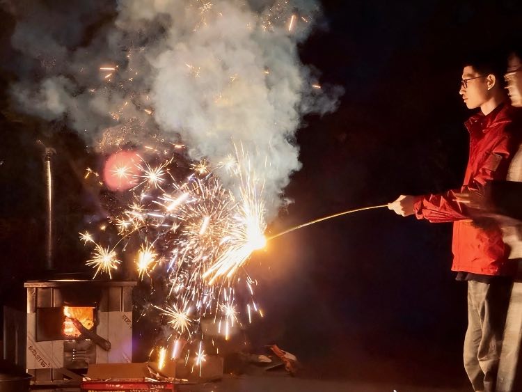 中国的春节贴春联放烟花